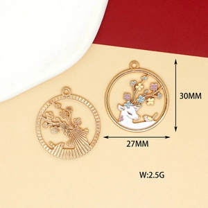 Détail du pendentif cerf montrant les dimensions de 30 mm de haut et 27 mm de large