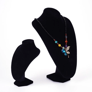 Collier de perles colorées avec pendentif papillon sur buste en velours noir élégant