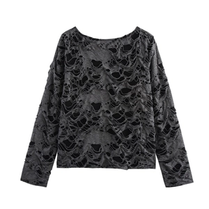 T-shirt gris à manches longues avec détails déchirés et doublure noire superposée
