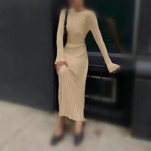 Scatto street style di un abito in maglia color albicocca con trama a coste lunghe
