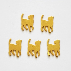 Detailed view of five golden cat-shaped metal charms for DIY resin ashtray crafts