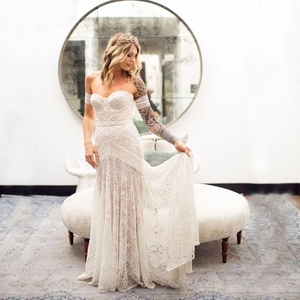 Abito da sposa a sirena in pizzo avorio con scollo a barchetta e maniche coordinate