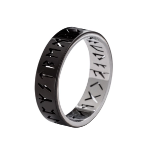 Détail de la bague runes vikings avec design ajouré noir et anneau intérieur en argent
