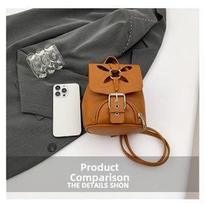 Détail d'un mini sac à dos en cuir grainé marron avec rabat découpé et boucles argentées