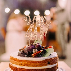 Roségoldener Glitzer Hello 40! Kuchendekoration auf einem frischen Feigenkuchen