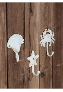 Detail der weißen Gusseisen-Haken im Meeresdesign mit Muschel Stern und Krabbe