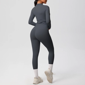 Détail de l'ensemble de yoga gris foncé avec legging taille haute et haut de sport manches longues