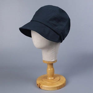 Vue détaillée d'une casquette en coton bleu marine pour femme sur un mannequin de tête