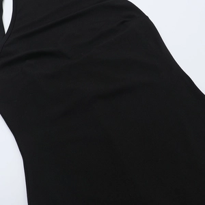 Nahaufnahme der schwarzen Strickstoffstruktur und der hochwertigen Nähte am taillierten Kleid
