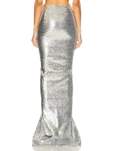 Détails de la texture des paillettes argentées et de la coupe sirène de la jupe longue