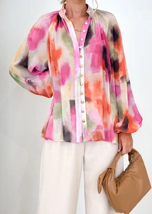 Détail d'une chemise à imprimé encre coloré avec manches longues et col en V élégant