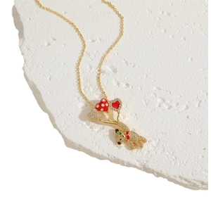 Collier ours doré avec ballons en cœur et émail coloré sur surface en pierre