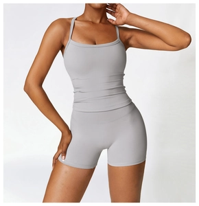 Ensemble de yoga gris deux pièces avec haut à bretelles fines et short taille haute