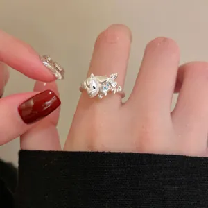 Vue détaillée d'une bague ouverte avec un motif de cheval en émail bleu en argent S925