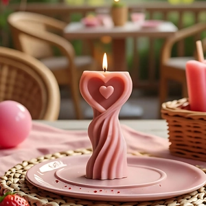 Roze hartvormige spiraalvormige geurkaars brandend op een dienblad voor decoratie