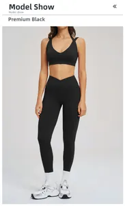 Vista dettagliata dei leggings crossover a vita alta e del reggiseno sportivo nero con scollo a V