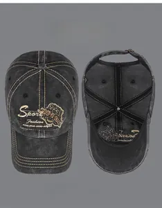 Détail de la casquette de baseball en coton délavé avec broderie lion et surpiqûres