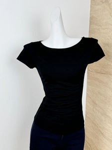 Détail macro du t-shirt noir ajusté à manches courtes en tissu élastique et col rond