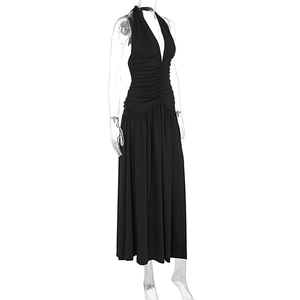 Détail de la robe licou noire élégante avec décolleté en V profond et taille froncée
