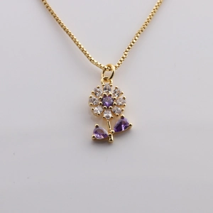 Collier en cuivre plaqué or avec pendentif fleur en zircone violette et blanche