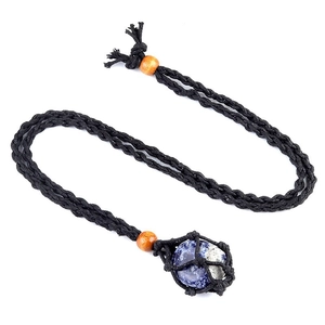 Dettaglio collana intrecciata a mano con ciondolo in pietra grezza blu naturale