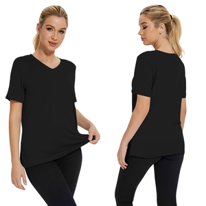 T-shirt nera da donna con scollo a V, vestibilità ampia e spacchi laterali, fronte e retro