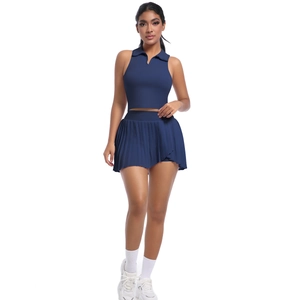 Détail d'un ensemble de tennis bleu marine avec haut polo sans manches et jupe plissée