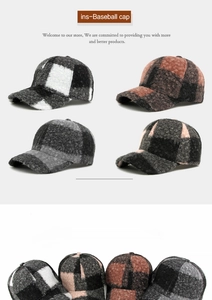 Detail van geblokte sherpa baseballpetten in diverse kleuren voor de herfst en de winter