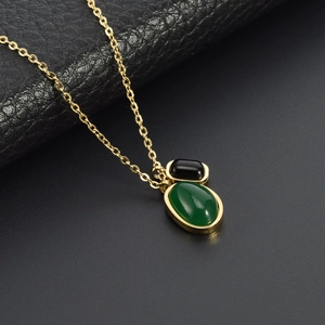 Collier en acier titane avec pendentifs ovales vert et noir et chaîne dorée élégante