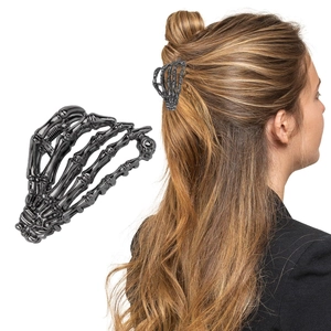 Dettaglio macro e vista modella di un fermaglio per capelli a mano di scheletro nero