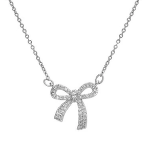 Détail macro du collier pendentif noeud argenté serti de cristaux scintillants