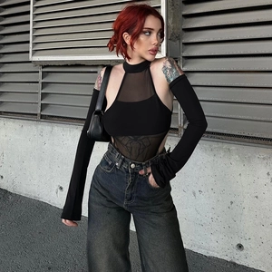 Sexy schwarzer Netzbody mit Spinnenmuster kombiniert mit grauer Wide-Leg-Jeanshose