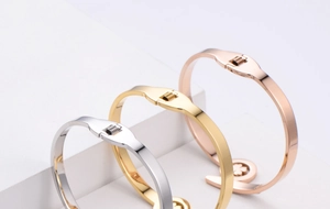 Dettaglio dei bracciali a trifoglio tricolore in oro, argento e oro rosa con chiusura a molla