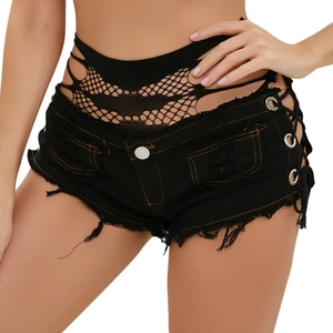 Détail du mini short en jean noir avec empiècement en résille et laçage sur les côtés