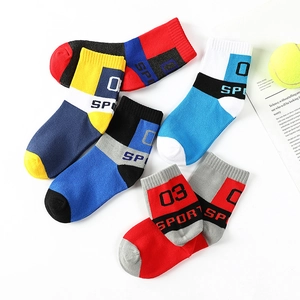 Fünf Paar Baumwollsocken für Jungen mit buntem Patchwork-Design und sportlichen Nummern