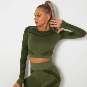 Détail de l'ensemble yoga vert olive sans couture avec passe-pouces et tissu respirant