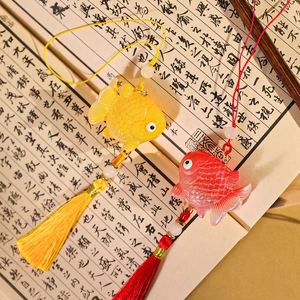 Traditionelle chinesische Koi-Goldfisch-Anhänger mit roten und gelben Quasten und Perlen