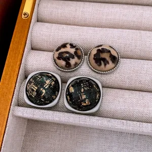 Boucles d'oreilles irrégulières en acrylique léopard et boucles géométriques noir et or