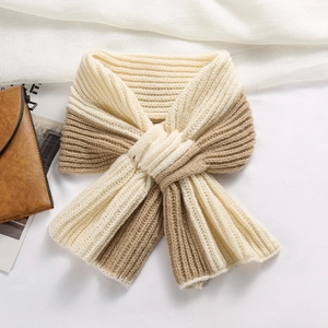 Petite écharpe en maille bicolore beige et kaki avec design croisé pour l'hiver