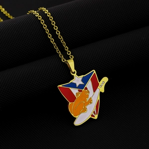 Détail du pendentif blason drapeau Porto Rico avec grenouille Coqui et chaîne dorée