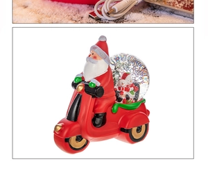 Détail du port USB et du Père Noël sur moto rouge boîte à musique boule à neige
