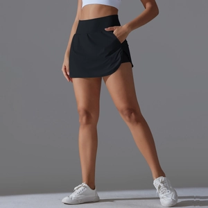 Detail of high waist tennis skort with side pocket for phone in black stretch fabric