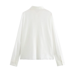 Elegante camicia bianca da donna a maniche lunghe con colletto a revers e vista posteriore