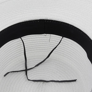 Chapeau de soleil blanc avec bandeau noir et cordon de serrage interne réglable
