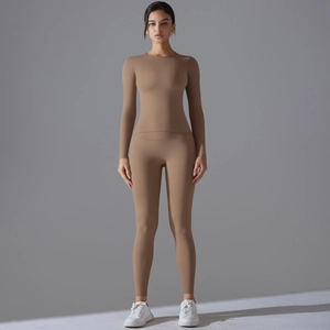 Vue de face de l'ensemble de yoga kaki sans couture avec haut à manches longues