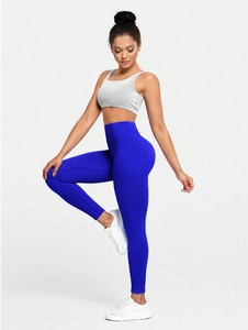 Détail du pantalon de yoga sans couture taille haute avec texture côtelée bleu roi