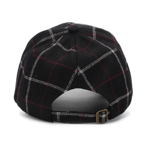 Vista posterior de gorra de béisbol de cuadros negros con hebilla metálica ajustable.