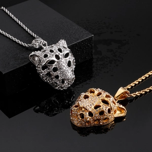 Détail de pendentifs tête de tigre hip hop avec strass étincelants en finition or et argent