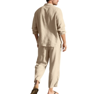 Détail de l'ensemble décontracté en lin pour hommes montrant la texture du tissu beige