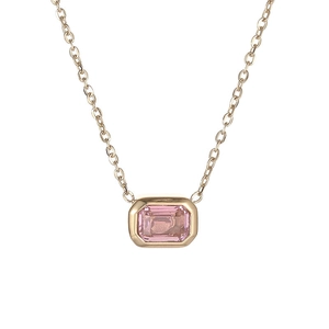 Elegante collar dorado con un radiante colgante de piedra rosa de corte rectangular